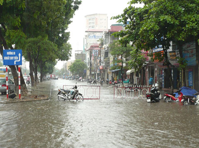 Nước ngập hơn nửa bánh xe trên đường Nguyễn Trãi,̀ công an địa
 phương phải chăng dây cảnh báo những khu vực nguy hiểm.
