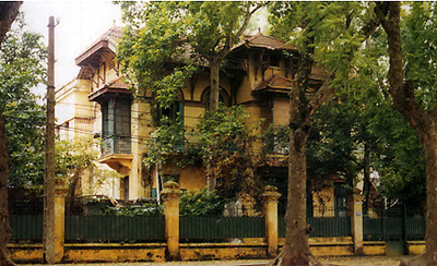 Biệt thự trên phố Phan Đình Phùng nằm nép sau những tán cây gợi cho nhiều người cảm giác hoài cổ. 
