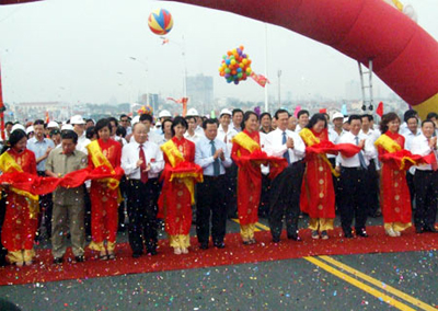 
Thủ tướng Nguyễn Tấn Dũng cắt băng khánh thành cầu Vĩnh Tuy. Ảnh: Xuân Tùng