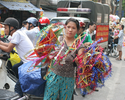 Người bán tràn xuống cả lòng đường.