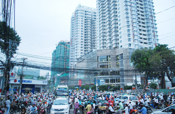 Giao thông ở khu vực Lê Đại Hành-Ba Tháng Hai hiện đã quá tải, nay ở góc ngã tư này còn hình thành một “quần thể” với ít nhất bốn cao ốc trên 20 tầng.