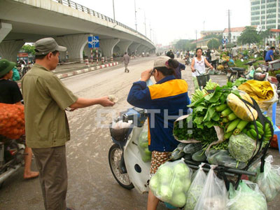 Dưới chân cầu vượt Mỹ Đình từ lâu rồi đã trở thành chợ buôn bán rau quả, thực phẩm vào sáng sớm.
