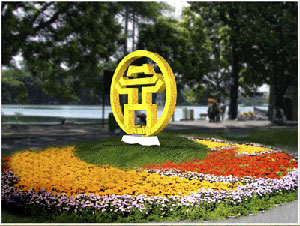 Biểu tượng Thăng Long-Hà Nội mở đầu đường hoa Đinh Tiên Hoàng.
