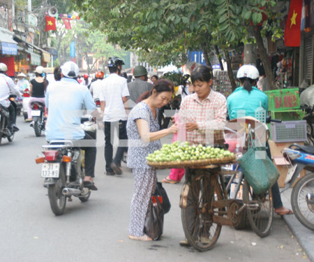 Mua bán dưới lòng đường tại trên phố cổ.