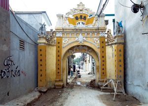 Cổng mới xây năm 1930 nằm giữa “phố làng” ở Đông Ngạc, ngoại thành Hà Nội.
