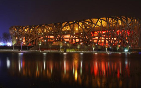 Sân vận động quốc gia “Tổ chim” tại Bắc Kinh, Trung Quốc trước lúc tắt điện hưởng ứng Giờ trái đất. 

