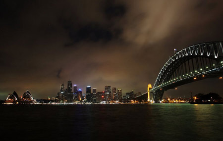 Cây cầu Sydney tại Australia trước giờ tắt điện.

