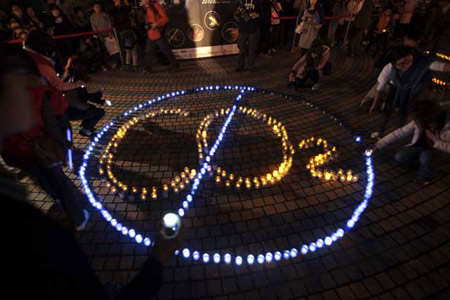 Vòng tròn đèn Led, hiển thị biểu tượng không CO2, tại thành phố Đài Bắc, Đài Loan.

