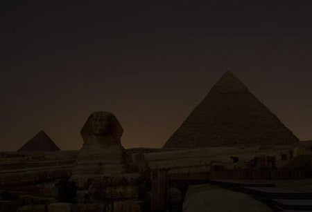 Kim tự tháp Ai Cập cùng với nhiều địa điểm du lịch nổi tiếng cùng tắt đèn.


