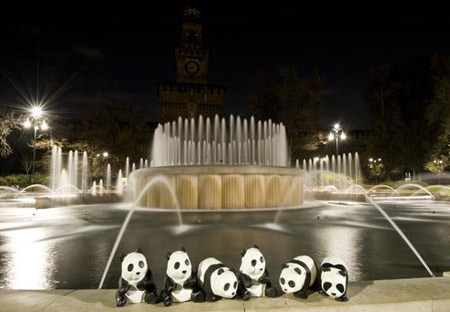 Những chú gấu trúc, biểu tượng của Quỹ bảo tồn thiên nhiên WWF, tham dự giờ Trái đất tại Milan, Ý.

