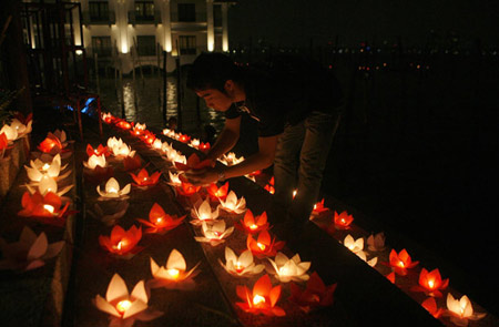 Những chiếc đèn hoa sen được thắp nến tại hồ Tây, Hà Nội.

