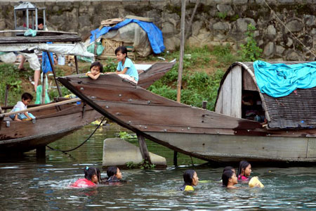 Đến thời điểm này, riêng TP Huế đã có hơn 1.000 hộ dân vạn đò với khoảng 7.000 khẩu đang sống trên sông Hương. 

