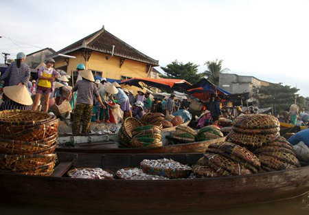 Cá được mua từ các thuyền lớn rồi được những tiểu thương trở bằng thuyền nhỏ mang vào chợ bán.


