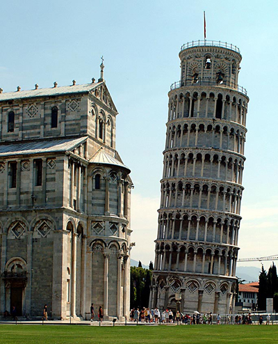 Pisa là một tòa tháp chuông tại thành phố Pisa, được xây dựng năm 1173. Toà tháp cao 55,86 m từ mặt đất ở phía thấp nhất và 56,70 m ở phía cao nhất. Chiều rộng những bức tường móng là 4,09 m và ở trên đỉnh là 2,48 m. Ước tính trọng lượng của nó khoảng 14.500 tấn. Tháp có 294 bậc.

Ngay trong khi xây dựng, người ta đã phát hiện toà tháp bị nghiêng. Hiện nay các biện pháp địa kĩ thuật đang được tiến hành nhằm đảm bảo độ ổn định cho tháp. Tháp Pisa nghiêng 3,97 độ/ Vẻ đẹp của tòa tháp cùng với độ nghiêng của nó cuốn hút khách du lịch hàng năm tới Pisa.

