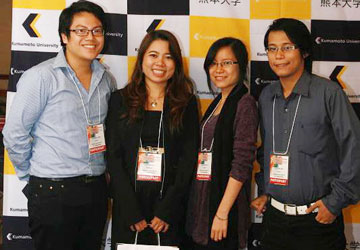 Nhóm sinh viên nghiên cứu khoa học và TS Lê Quỳnh Chi (thứ hai từ trái sang) tại một hội thảo quốc tế về kiến trúc. (Ảnh do nhóm nghiên cứu cung cấp)

