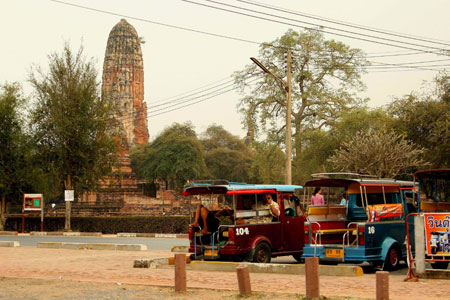 Xe tuk tuk đang chờ khách.