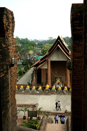 Wat Yat Chaimongkhon nhìn từ trên cao.