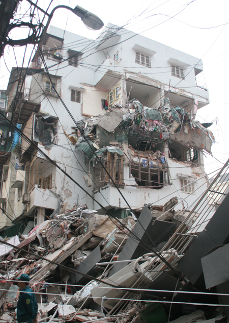 Hiện trường tòa nhà 5 tầng, số 47 phố Huỳnh Thúc Kháng, phường Láng Hạ, quận Đống Đa bị đổ sập (ảnh chụp ngày 1-4)

