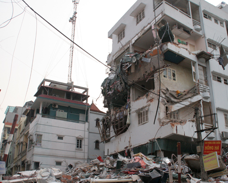 Vụ sập nhà xảy ra trên phố Huỳnh Thúc Kháng, Hà Nội vào hôm 31/3 vừa qua, làm hư hại nhiều căn hộ và một góc Siêu thị máy tính trong khu chung cư lân cận.