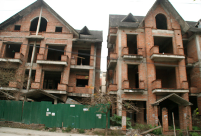 Vẫn còn nhiều biệt thự bỏ hoang tại các khu đô thị mới. (Ảnh: DK)