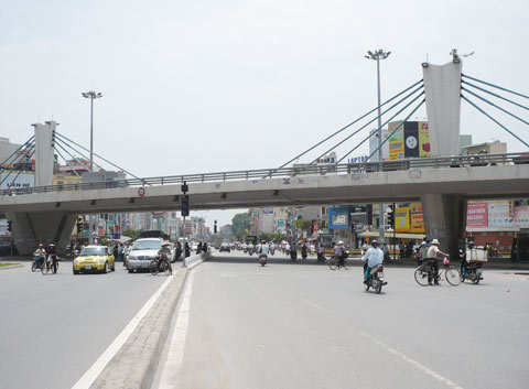 Xây cầu vượt để giảm tải ùn tắc giao thông.