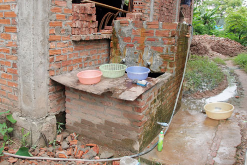 Chờ mãi chẳng thấy đường nước sạch nên nhiều người đã phải khoan giếng và xây bể lọc