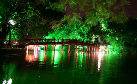 Cầu Thê Húc trong đêm.