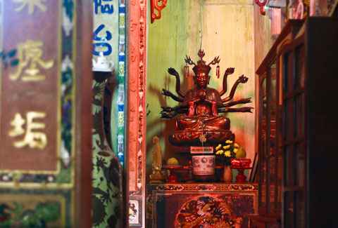 Tượng Phật bà Quan Âm, một trong những tượng độc đáo của chùa.