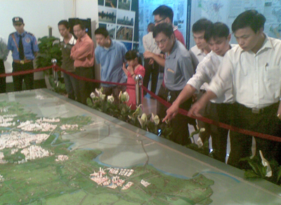 Đông đảo người dân tham dự triển lãm quy hoạch Hà Nội. (Ảnh: DK)