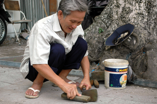 mưu sinh bên hè phố Hà Nội