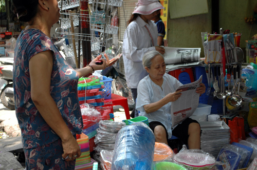 mưu sinh bên hè phố Hà Nội