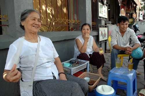 mưu sinh bên hè phố Hà Nội