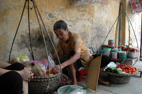 mưu sinh bên hè phố Hà Nội