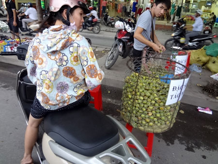 chợ giữa lòng đường Hà Nội