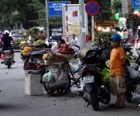 chợ giữa lòng đường Hà Nội