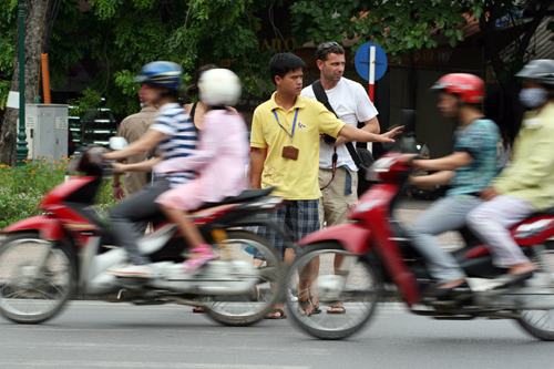 khách nước ngoài qua đường ở Hà Nội