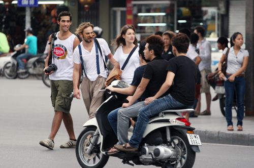 khách nước ngoài qua đường ở Hà Nội