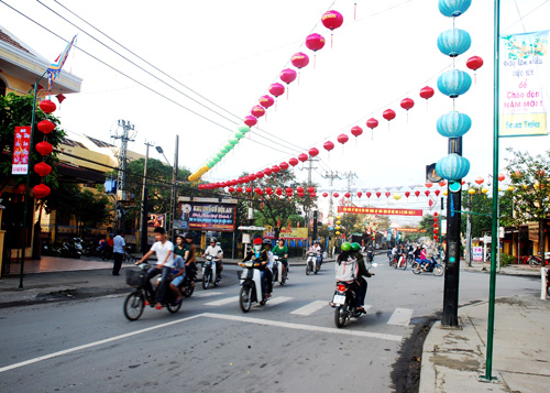 Những tuyến đường được trang trí đèn lồng lộng lẫy sắc màu.