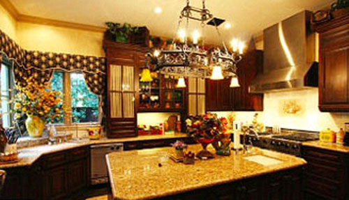 Căn bếp rộng,bàn ăn bằng đá marble ở giữa và xung quanh là tủ bếp