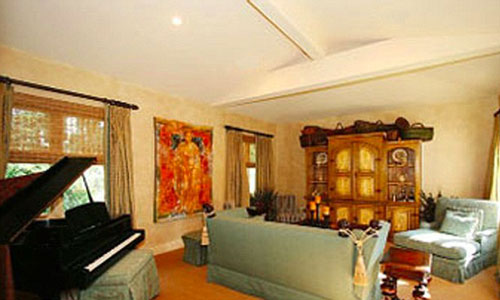 Một phòng rất nhiều sofa và cả chiếc piano