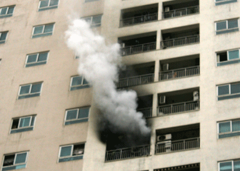 Khoảng 11g sáng 25-3, một căn hộ tại tòa nhà 34 tầng khu đô thị Trung Hòa - Nhân Chính (Hà Nội) bốc cháy khiến hàng trăm cư dân hoảng loạn chạy từ tòa nhà xuống sân.