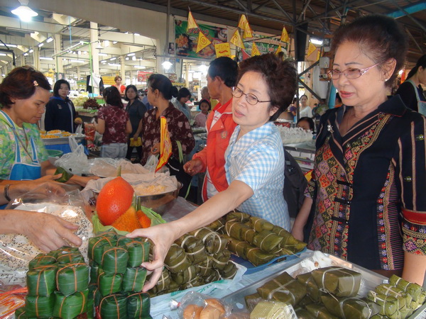 Người Việt bán giò chả, hoa tươi và trái cây ở hai chợ lớn nhất tại thị xã Mương, tỉnh Udon Thani và tỉnh Ubon Ratchathani.
