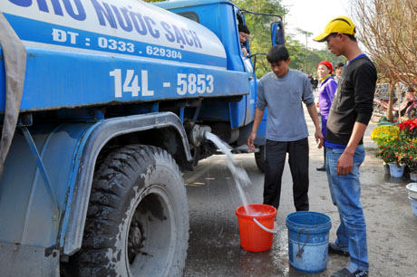 Để cung cấp nước tưới cây cho các tiểu thương, UBND TP Hạ Long bố trí 2 xe téc nước mỗi ngày.