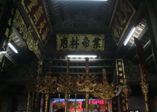 Dân làng Triều Khúc thờ Phùng Hưng làm thành hoàng.