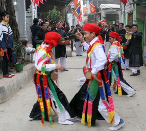 “Con đĩ đánh bồng” trong lễ hội làng Triều Khúc