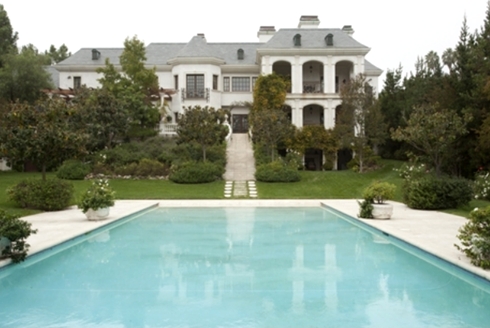 Ngôi nhà rộng có bể bơi trước nhà.