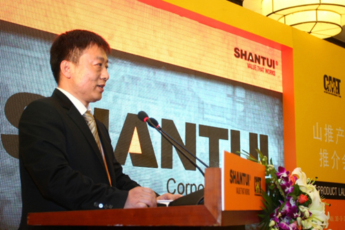Phó chủ tịch Shantui, ông Vương Phong giới thiệu sản phẩm tại triển lãm