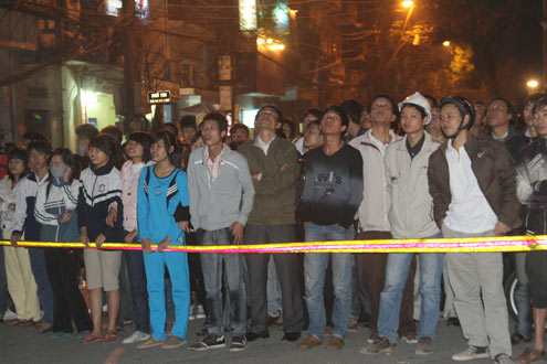 Một hàng rào được thiết lập phục vụ cho việc cứu hộ. Rất đông người dân đứng ngoài theo dõi việc giải cứu nạn nhân.