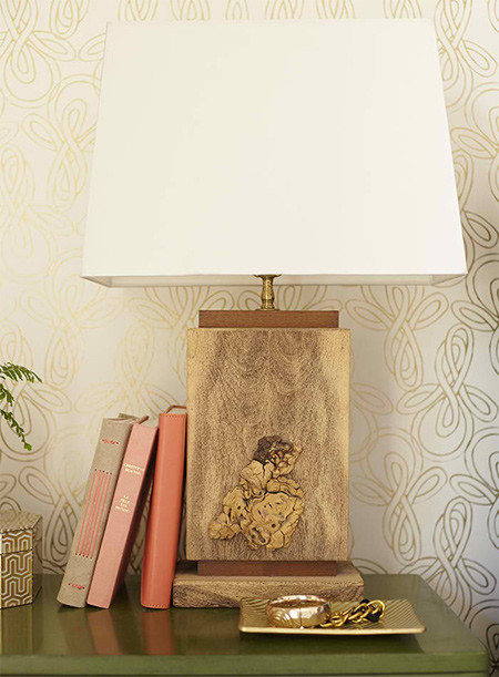 Chiếc đèn tinh tế trong phòng ngủ cũng được sử dụng làm nơi đặt sách.