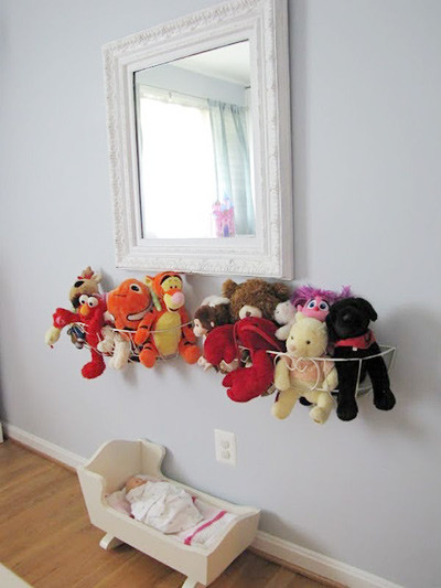 Ngoài việc cất thú bông gọn gàng, những chiếc giỏ xinh xắn này còn giúp trang trí cho phòng của trẻ.